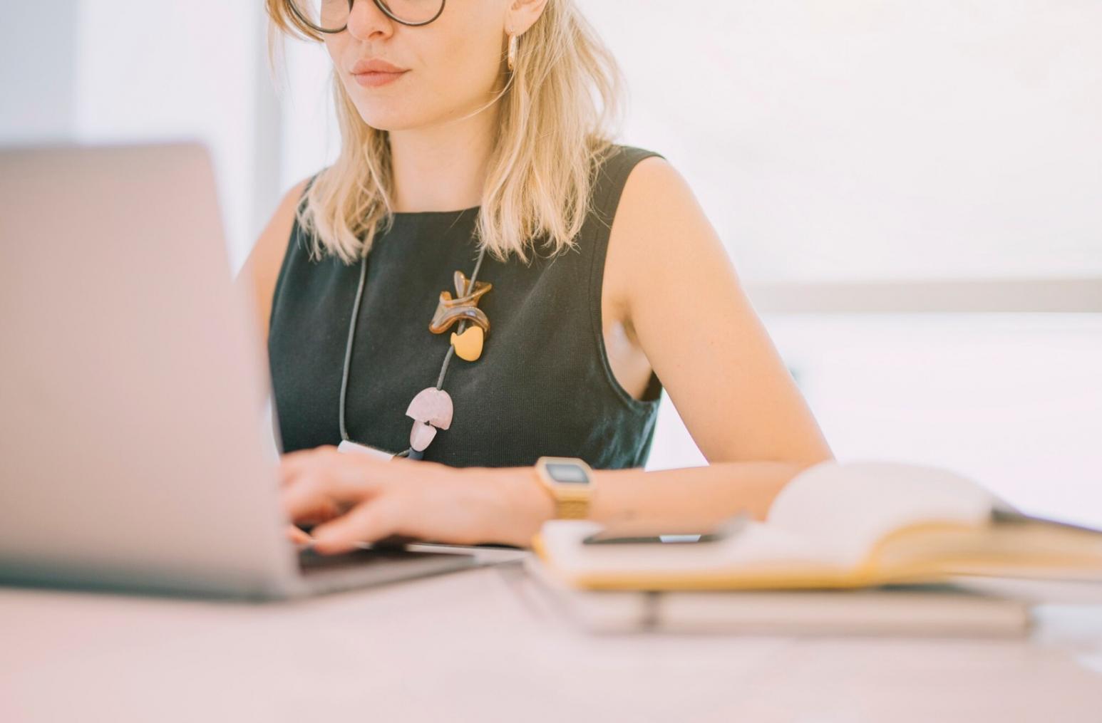 Finanzanalyse Arbeitsplatz mit Dokumenten und Berechnungen